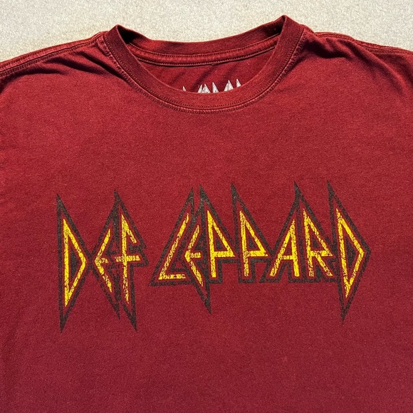 Def Leppard T-Shirt Small Red Classic Rock 80s Retro Band Tee Cotton Blend - Picture 2 of 5